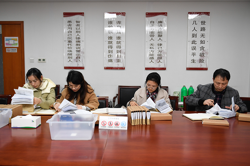 2020年1月8日，，，，浙江宁波市北仑区纪委事情职员在检查北仑区大数据生长治理中心2019年的公款消耗票据，，，，查找是否保存违规问题。。。。